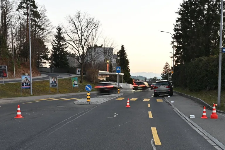 Uitikon ZH – Fussgängerin von Auto erfasst und schwer verletzt