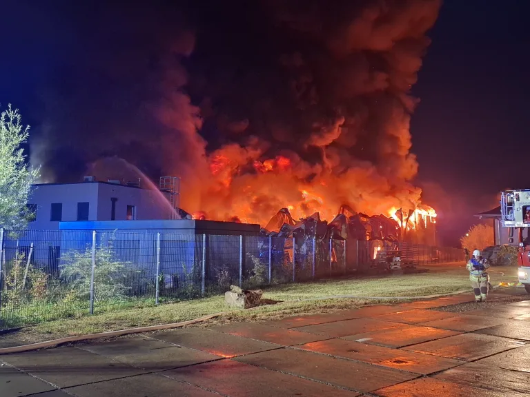 Helmstedt – Industriehalle bei Brand komplett zerstört