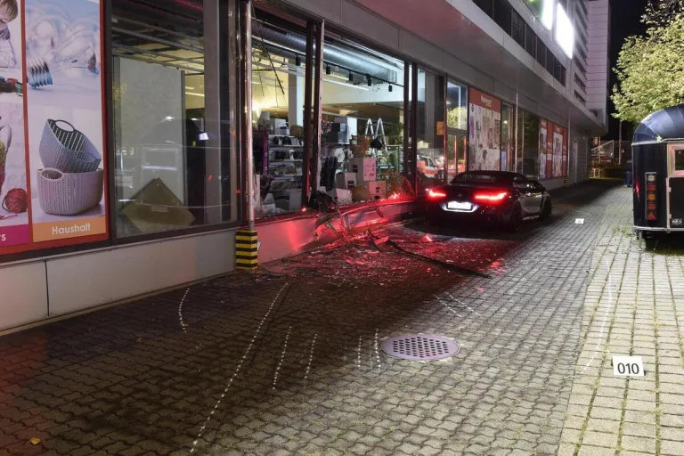 Dietlikon ZH - Heftige Kollision nach Überholmanöver