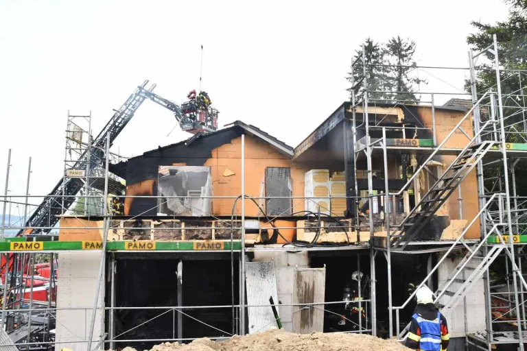 Reinach AG - Brand in einem unbewohnten Einfamilienhaus
