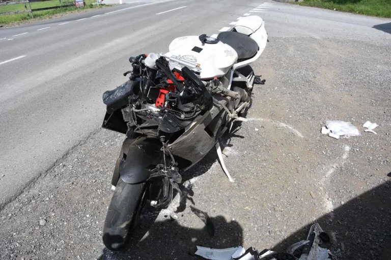 Kriessern SG - Motorrad kracht gegen Traktor – Zwei Personen verletzt
