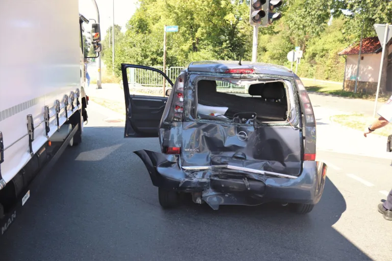 Warburg – LKW fährt auf wartenden Opel auf
