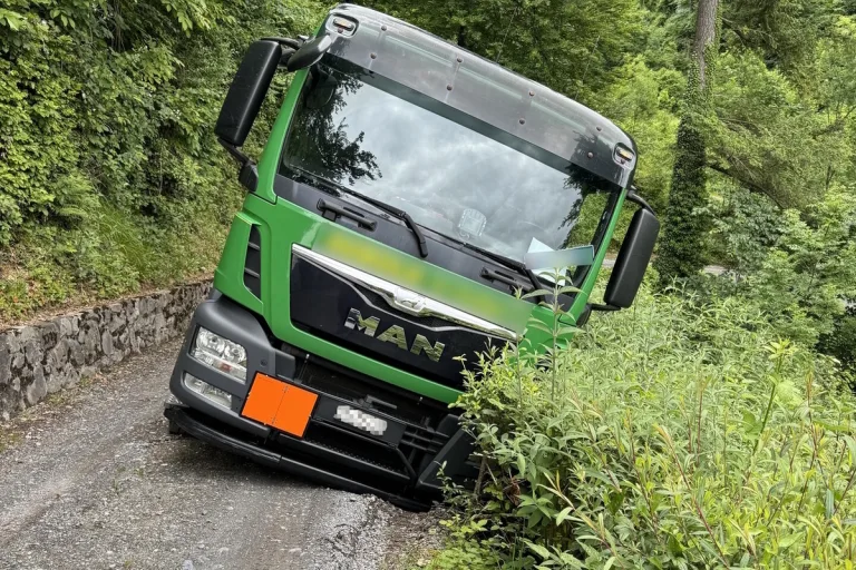 Walenstadt SG - Tanklastwagen kommt von der Strasse ab und rutscht fast runter