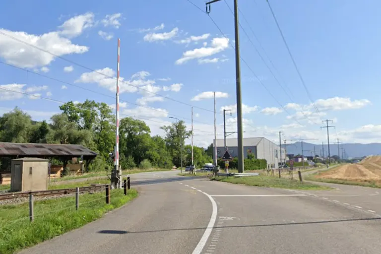 Courfaivre JU – Auto landet bei Unfall auf Bahnschienen