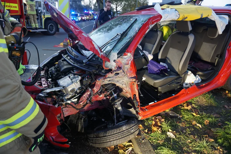Ratingen – Verkehrsunfall PKW gegen Bus