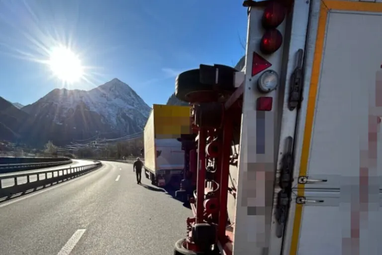 Erstfeld UR – Anhänger kippt auf der A2 um