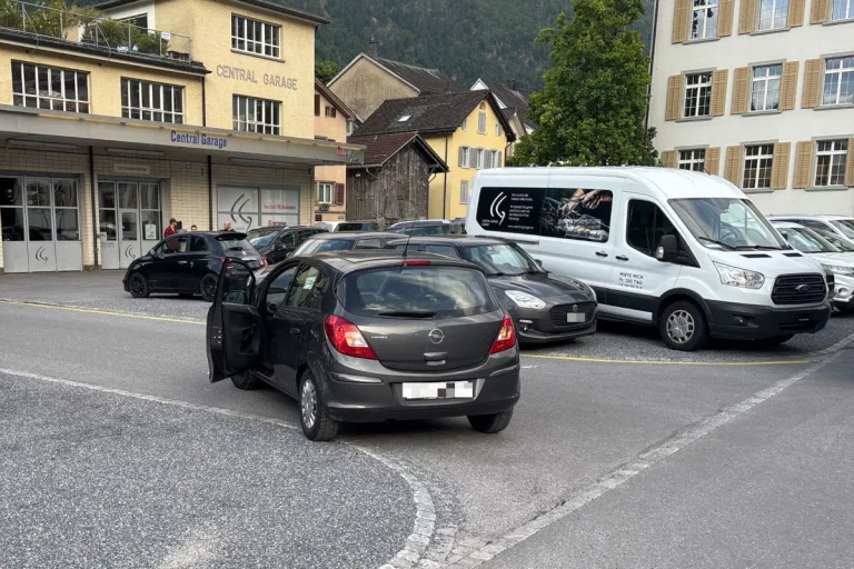 Glarus GL – Kollision zwischen Auto und Fahrrad