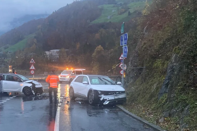 Mühlehorn GL - Totalschaden und Verkehrsbehinderungen nach Unfall