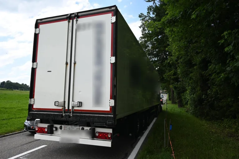 Oberuzwil SG - E-Bikerin stürzt nach Überholmanöver 