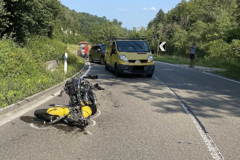 Schwerer Unfall in Röschenz BL - Motorradlenker kracht frontal in Lieferwagen