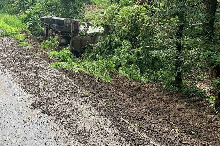 Rüdlingen SH - Vollbeladener LKW rutscht den Hang hinunter und kippt um