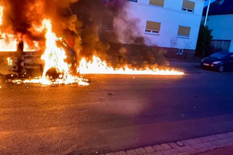 Lehrte – Pkw gerät während der Fahrt in Brand
