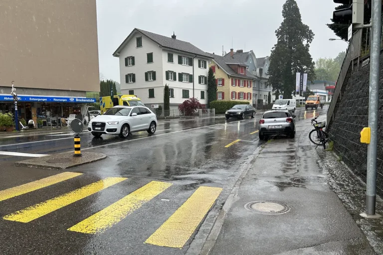 Wittenbach SG - Auto kollidiert mit 16-jähriger Fussgängerin