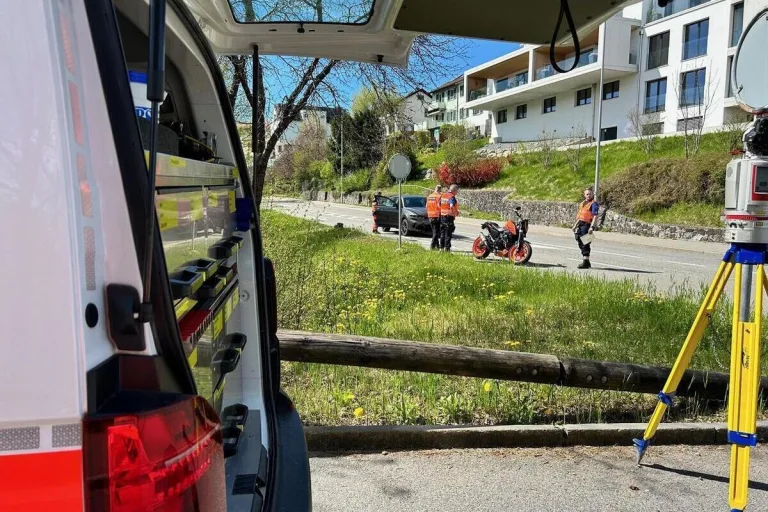 Samstagern ZH - Bergstrasse nach Unfall gesperrt - Eine Person schwer verletzt 