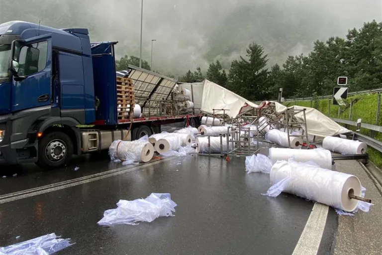 A13 Mesocco GR – Lastwagen verliert Ladung auf der Autobahn