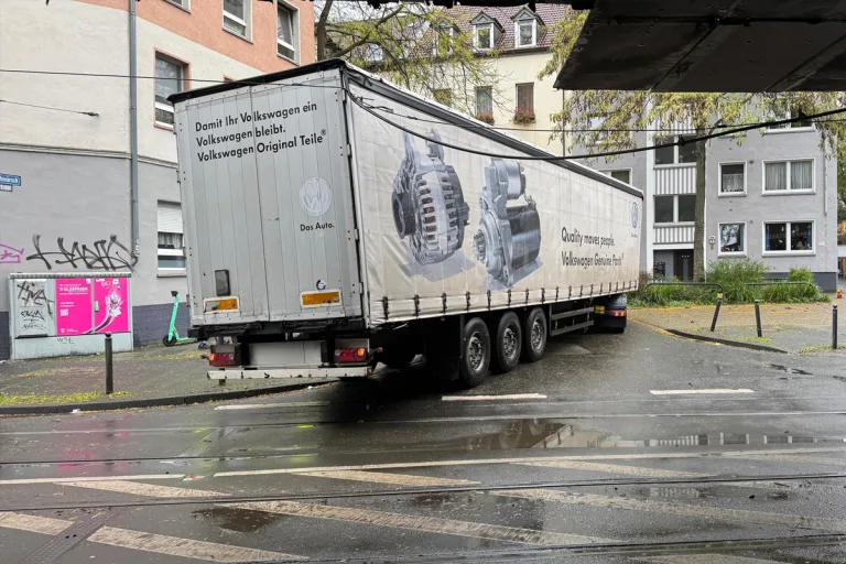 Dortmund NW – Verkehrsbehinderungen nach Unfall von Lkw mit Oberleitung