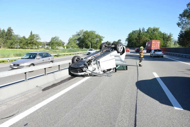 A1 Rheineck SG – Mutter mit zwei Kleinkinder überschlägt sich mit Auto nach Kollision