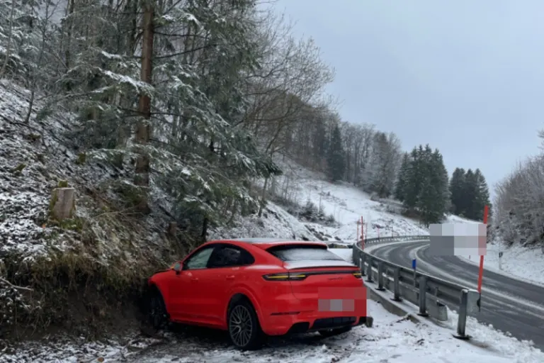 Seelisberg UR - Unfall auf schneebedeckter Fahrbahn