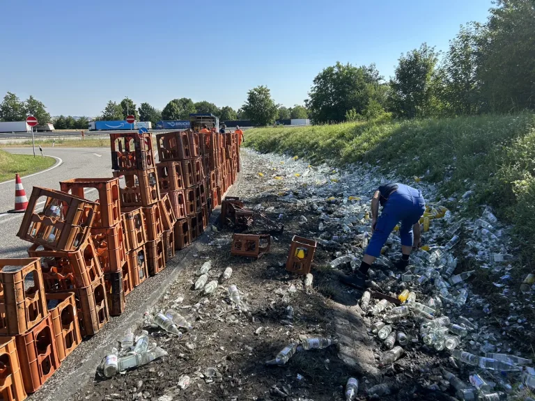 Wattenheim – Getränkelaster verliert Ladung auf A6