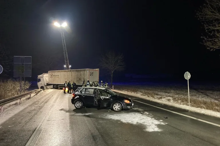 Brakel NW - Straße nach Unfall für mehrere Stunden gesperrt