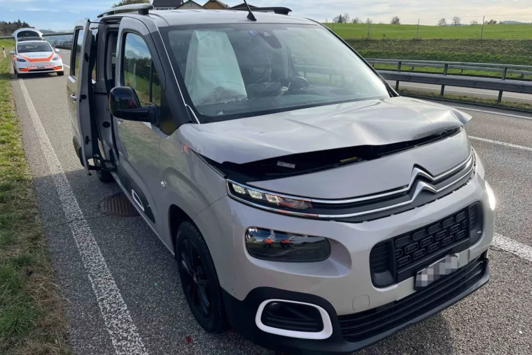 Niederwil SG - Auffahrkollision auf Autobahn A1 wegen Person nahe der Fahrbahn!