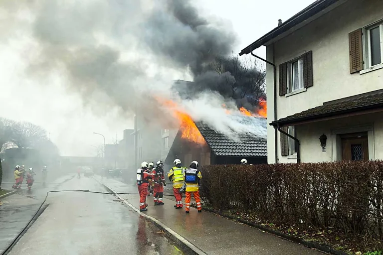 Brüttisellen ZH - Grosser Sachschaden nach Brand in Lagergebäude!