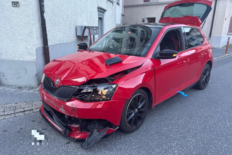 Näfels GL – Unfall zwischen zwei Autos