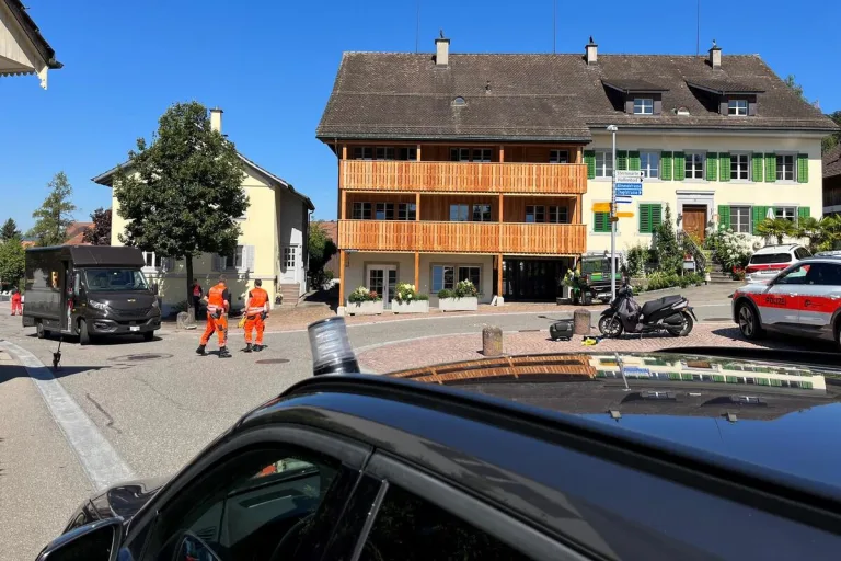 Uitikon-Waldegg ZH - Zeugen nach Unfall mit einem verletzten Rollerfahrer gesucht 
