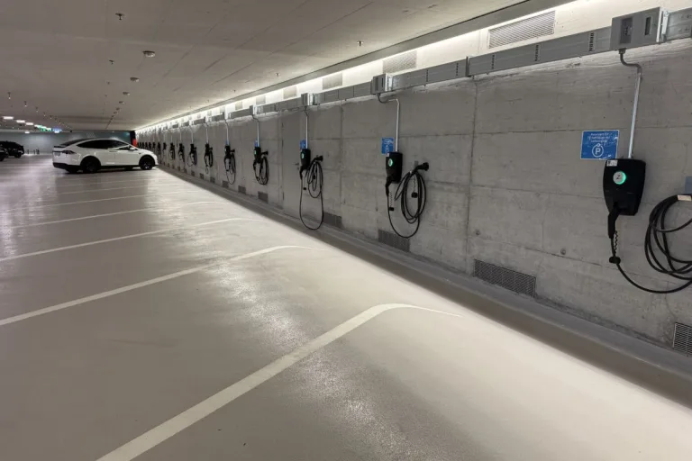 Parkhäuser für E-Autos im Test – Zürich auf Platz 1