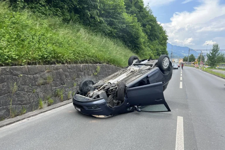 Unterterzen SG - Auto landet nach Unfall auf dem Dach 