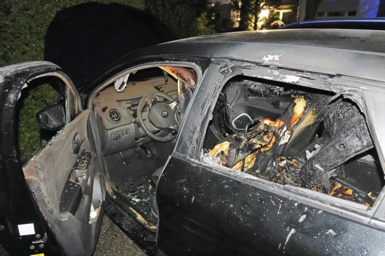 Monheim am Rhein – Auto in Brand gesteckt