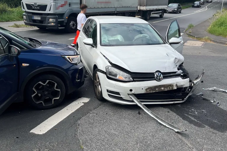 Bergisch Gladbach NW – Zwei Verletzte bei Unfall