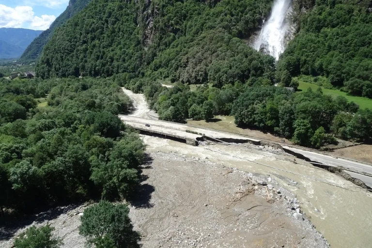 Misox GR - Hochwasserlage - Drei Personen immer noch vermisst