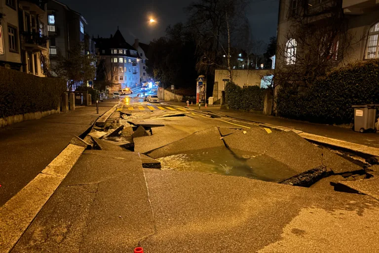 Zürich Kreis 6 – Wasserrohrbruch flutet Strassen und Häuser