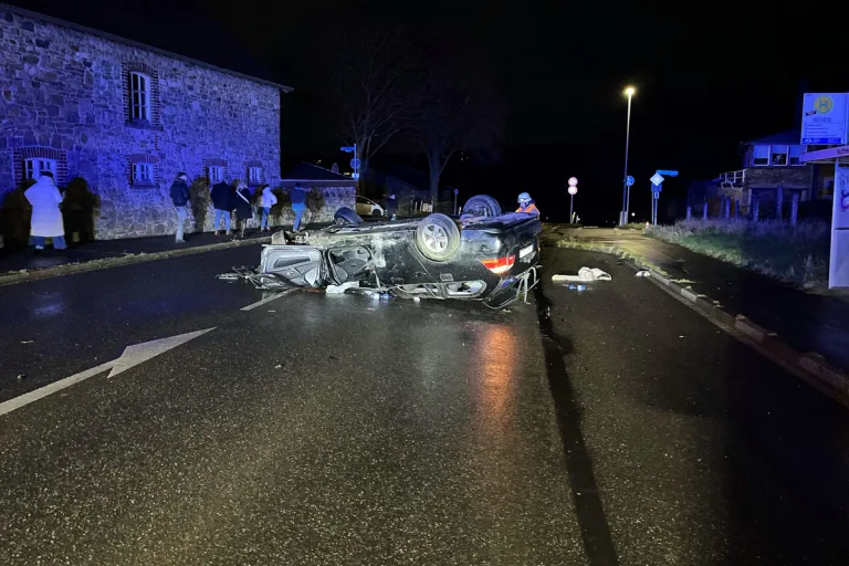 Aachen NW – Zwei 18-Jährige bei Alleinunfall teils schwer verletzt