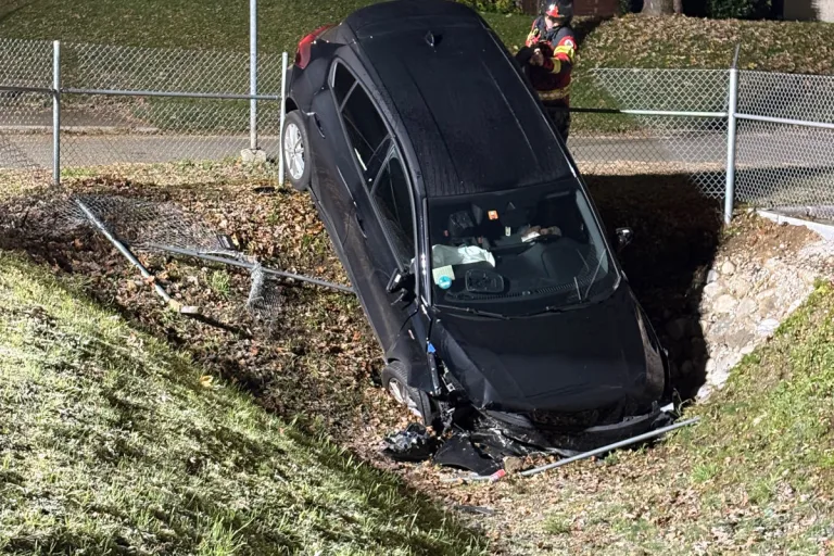 Rickenbach bei Wil TG – Auto landet in Regenrückhaltebecken