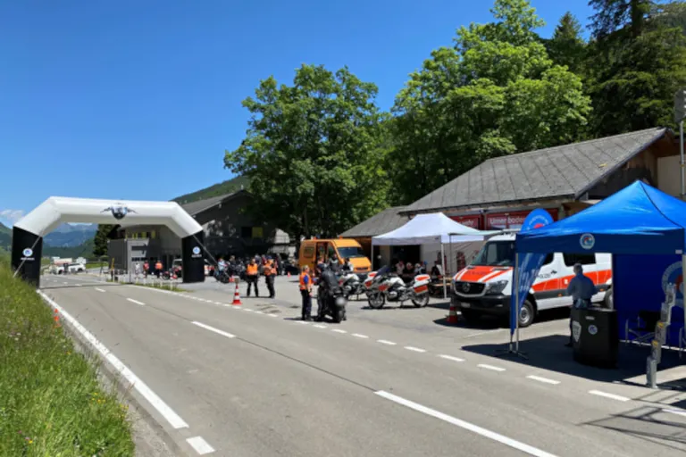 Spiringen UR – Zahlreiche Motorradfahrer informieren sich bei der Präventionsaktion «Super Biker» 2022