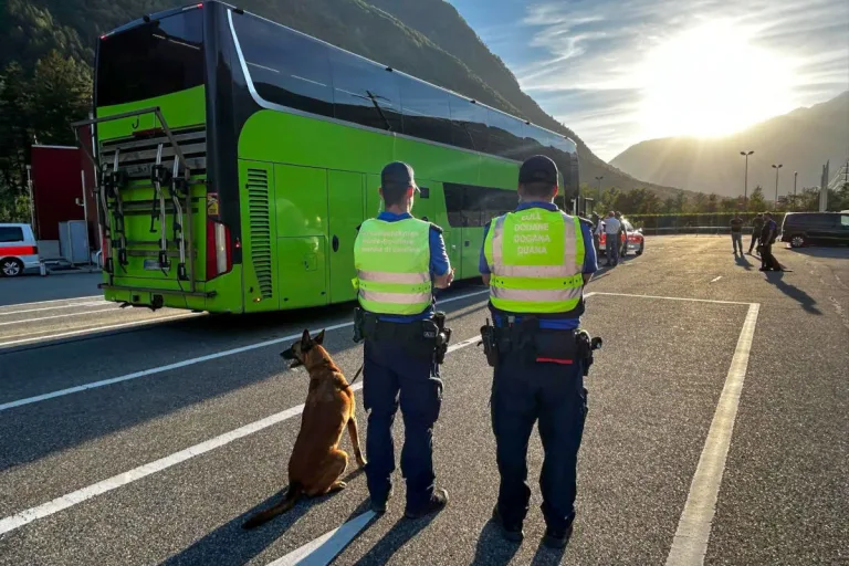 San Vittore GR – Polizei und Zoll kontrollieren 65 Fahrzeuge
