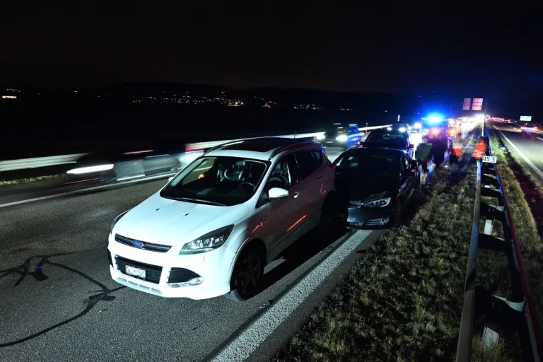 Benken SG – Fünf Autos in Auffahrunfall verwickelt