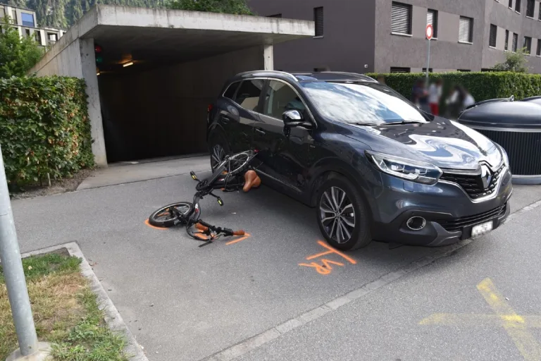 Domat/Ems GR -24-jähriger E-Bike-Lenker kollidiert mit einem Auto