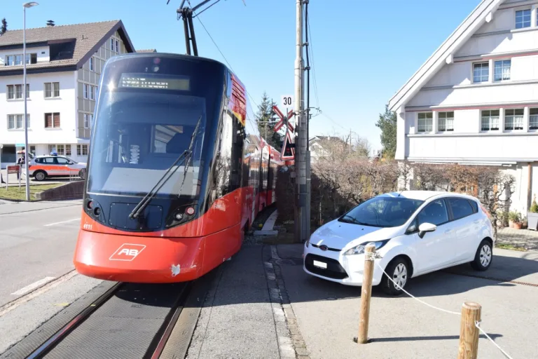 Speicher AR -  Verkehrsunfall zwischen Bahn und Auto