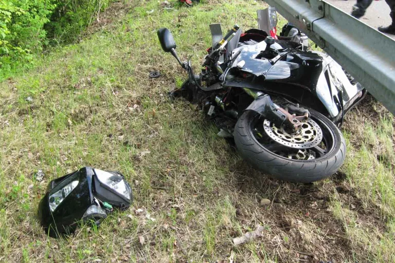 Elze - Motorradfahrer fährt gegen Leitplanke und stirbt
