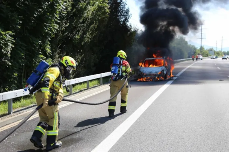 Gisikon LU - Auto brennt auf der A14