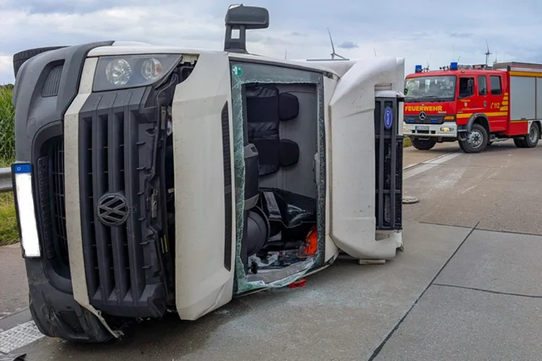 A29 Wardenburg NI – Transporter kippt auf Autobahn um