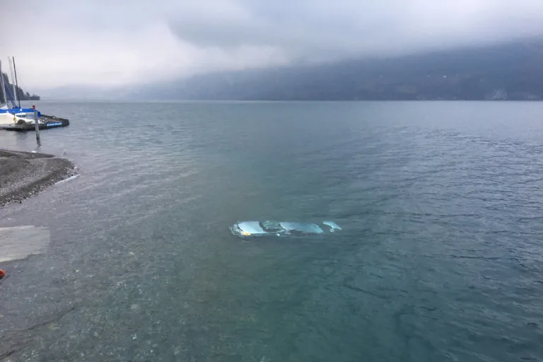 Unfall bei Mühlehorn GL –  Auto mit Anhänger rutscht in See