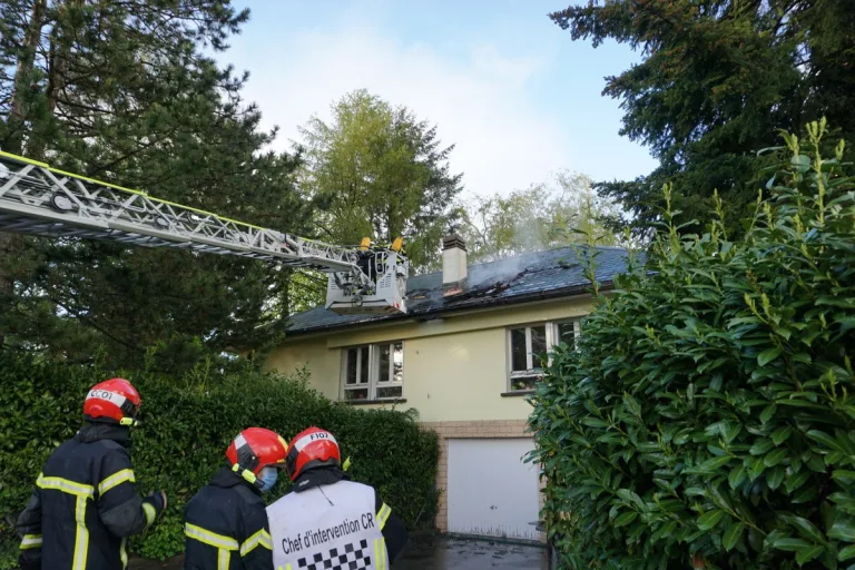 Corminboeuf FR - Kamin fing Feuer - Bewohner evakuiert