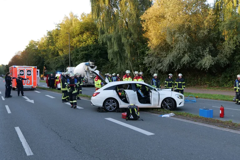 Dortmund NW – Pkw-Fahrer bei Unfall mit Lkw eingeklemmt