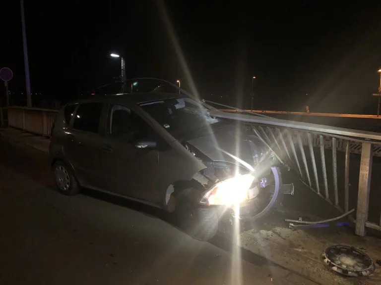 Wittlich – 19-Jähriger durchbricht mit Auto Geländer