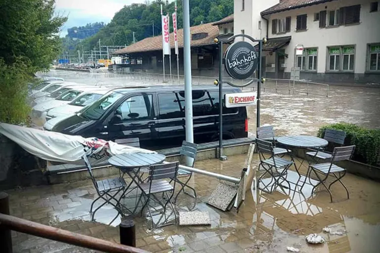 Unwetter im Kanton Luzern - Strassen gesperrt - eine Person verletzt