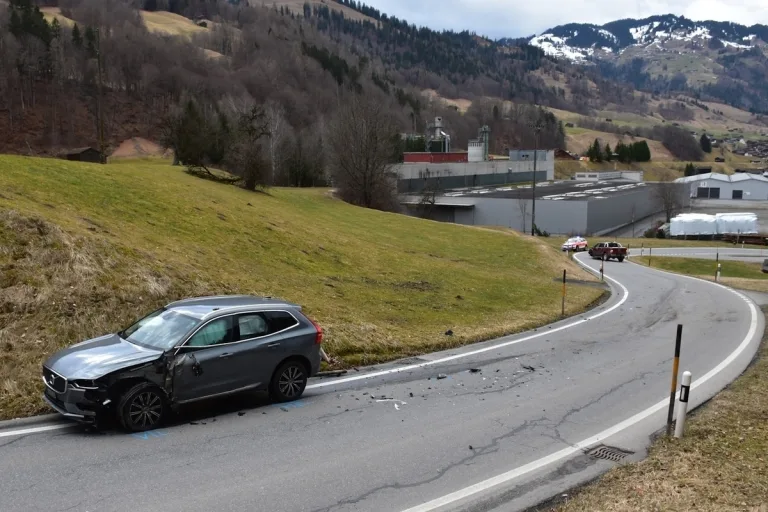 Fideris GR - Kollision in einer Kurve 